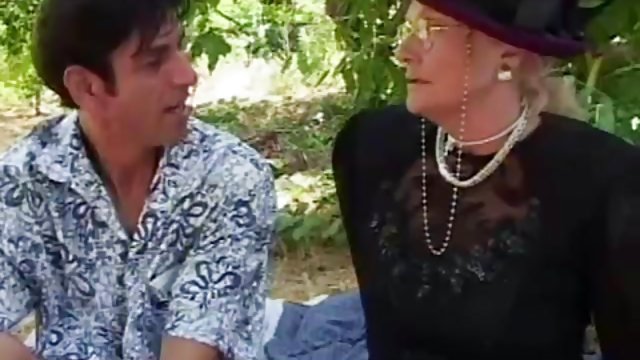 性没有注册 在院子里，一个红头发的婊子硬派的色情红坐在椅子上