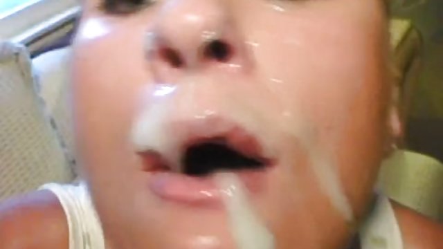 性没有注册 女性的挤压他的胸部看色情网站的在线妇女和适度放射精孔，